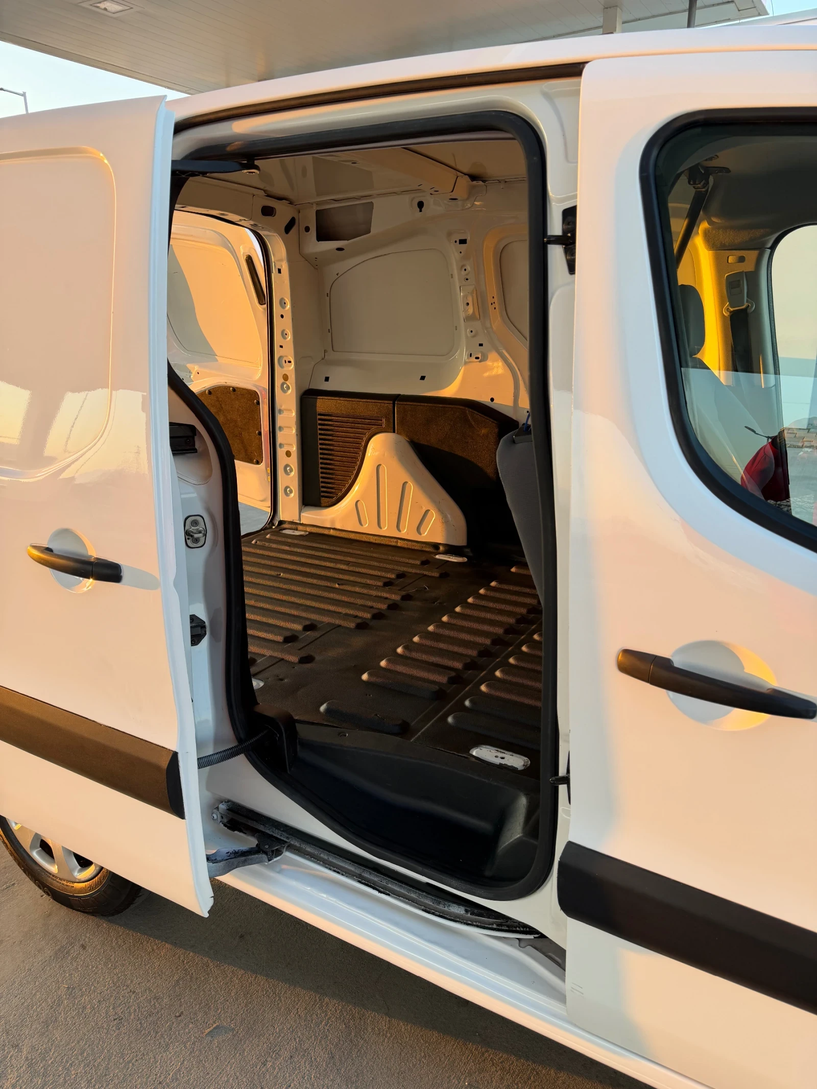 Peugeot Partner Electric , снимка 11 - Автомобили и джипове - 53788885