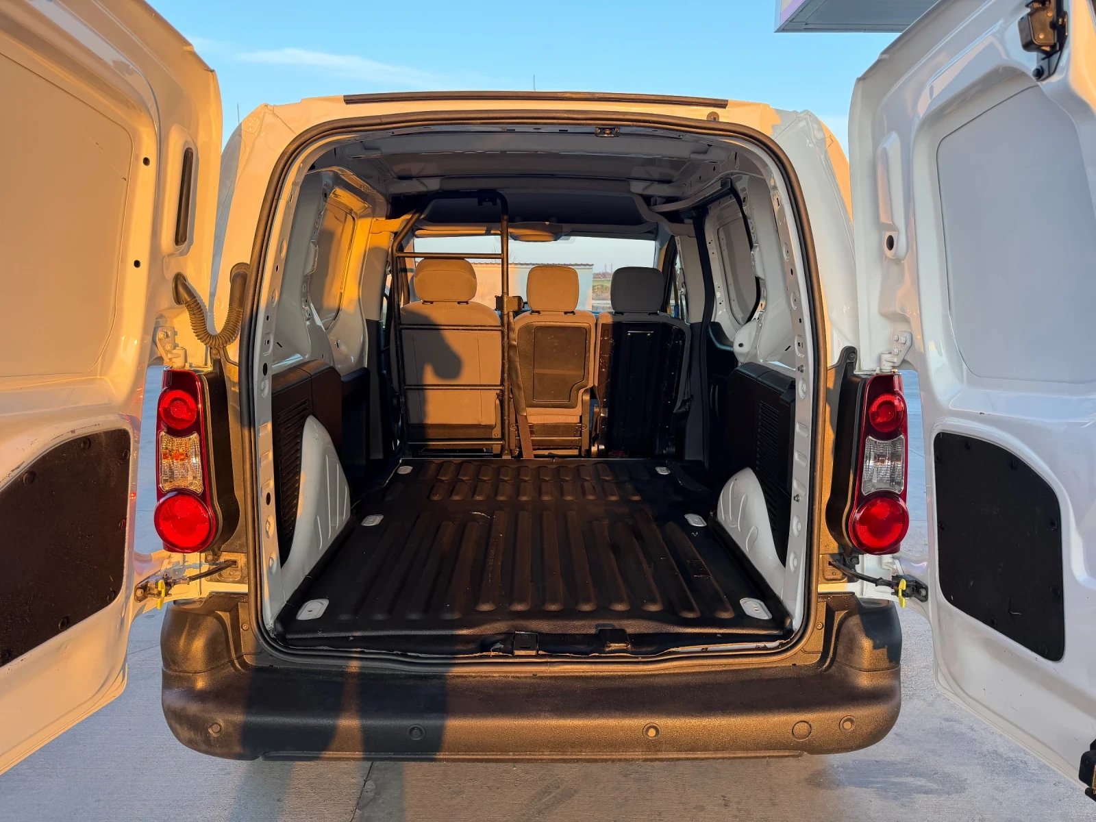 Peugeot Partner Electric , снимка 10 - Автомобили и джипове - 53788885