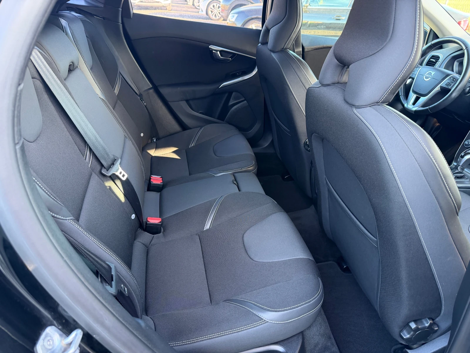 Volvo V40 Automat / Face lift , снимка 11 - Автомобили и джипове - 54723187