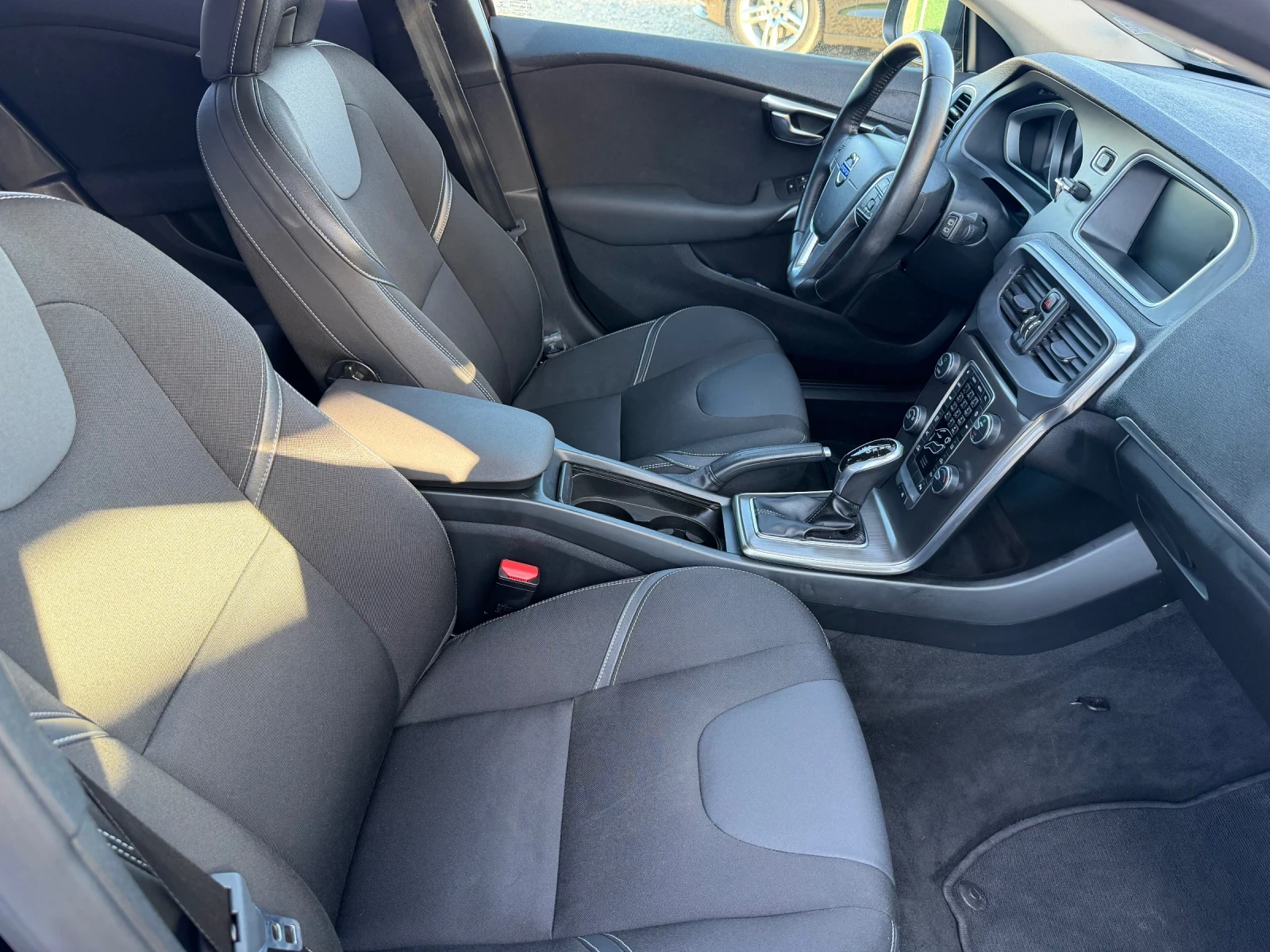 Volvo V40 Automat / Face lift , снимка 9 - Автомобили и джипове - 54723187