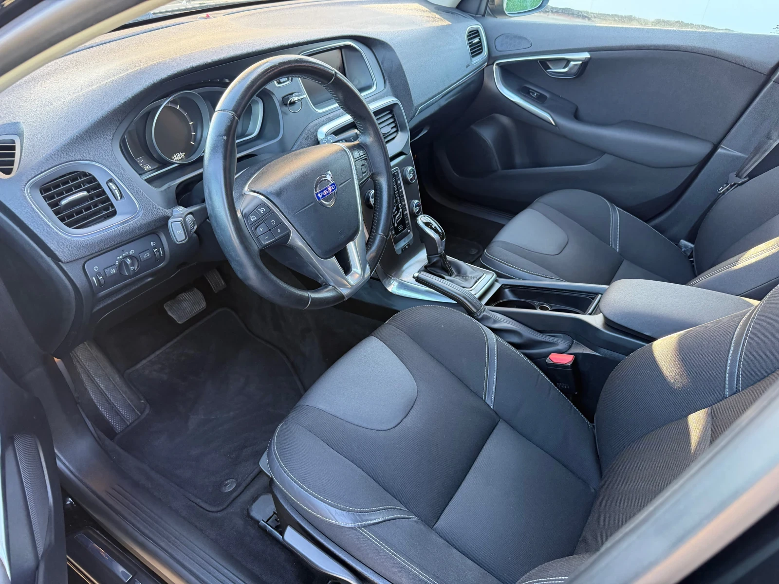 Volvo V40 Automat / Face lift , снимка 6 - Автомобили и джипове - 54723187