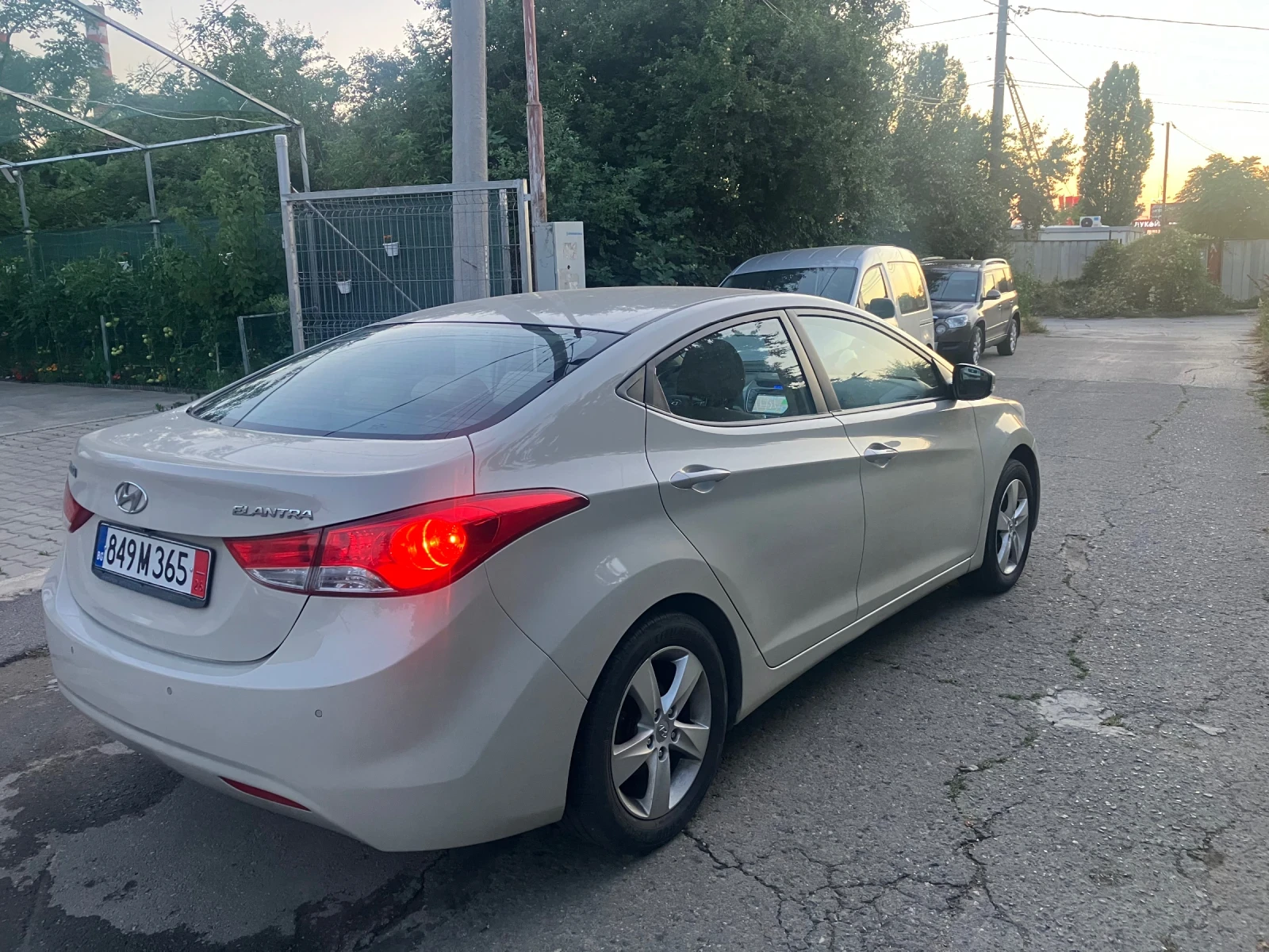 Hyundai Elantra 1.6Mpi/Газ, снимка 3 - Автомобили и джипове - 55192803