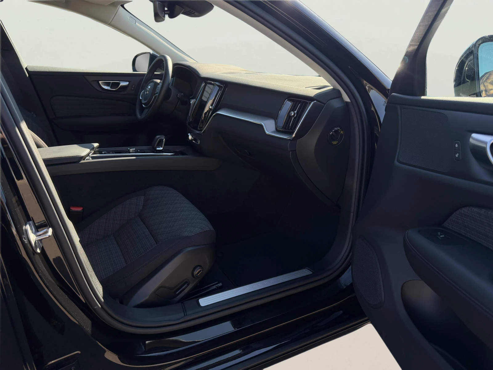 Volvo V60 2.0 B5, снимка 10 - Автомобили и джипове - 56391693