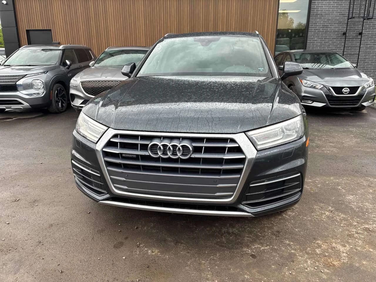 Audi Q5 * Komfort * АВТОКРЕДИТ * БЕЗ ПЪРВОНАЧАЛНА ВНОСКА, снимка 2 - Автомобили и джипове - 54723655