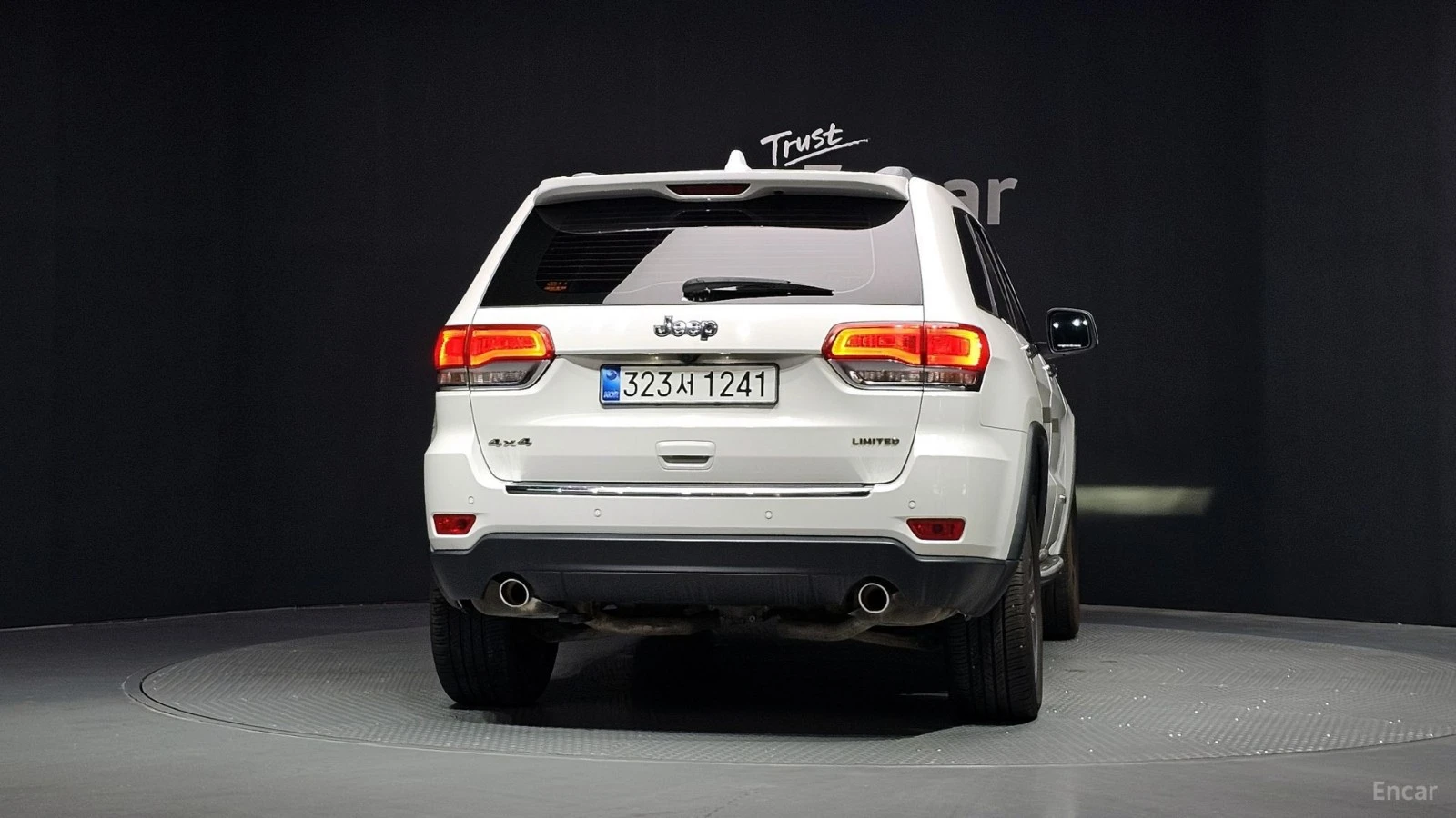Jeep Cherokee LIMITED* 3.6* ПОДГРЕВ* ОБДУХВАНЕ* КАМЕРА* ПАНО* , снимка 4 - Автомобили и джипове - 55615365