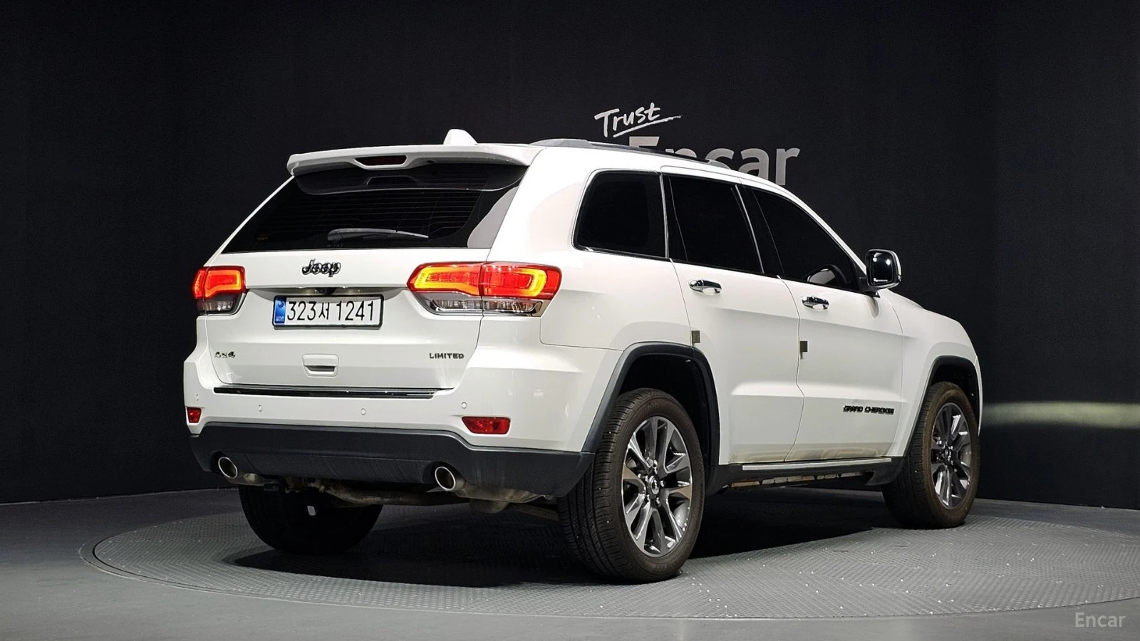 Jeep Cherokee LIMITED* 3.6* ПОДГРЕВ* ОБДУХВАНЕ* КАМЕРА* ПАНО* , снимка 3 - Автомобили и джипове - 55615365