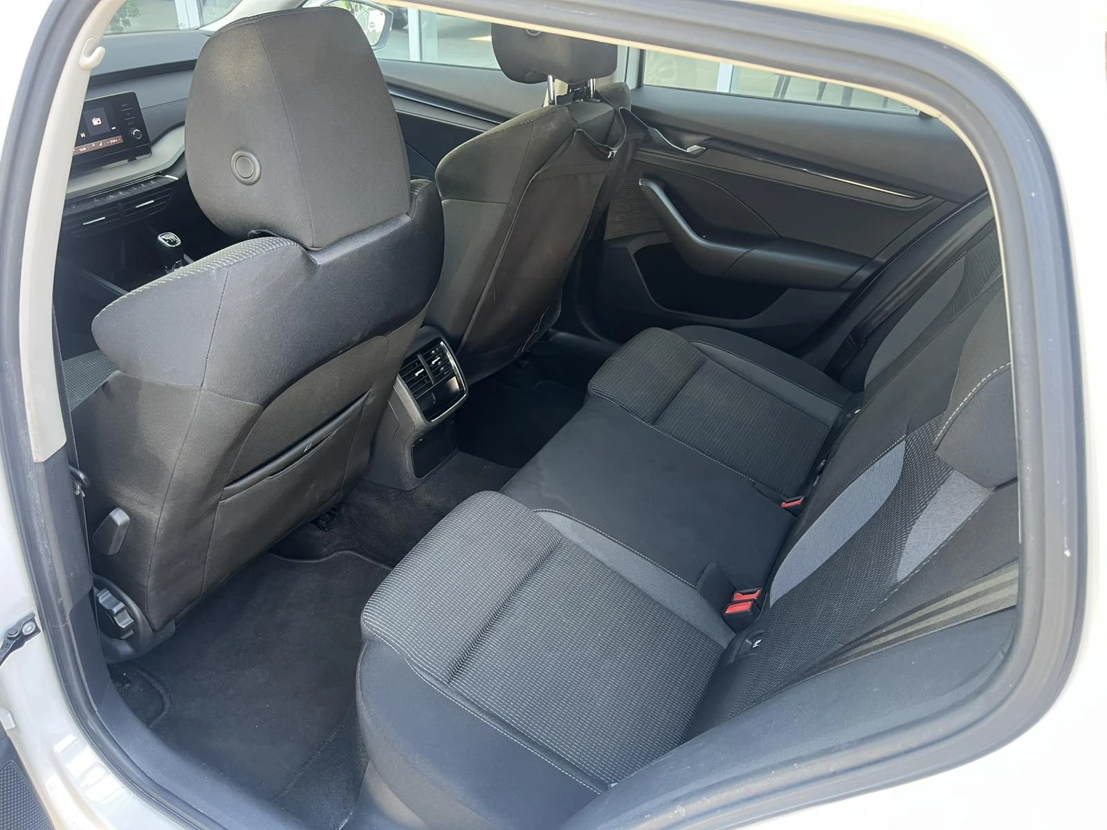Skoda Octavia Комби Амбишън 2, 0 TDI / 85 kW / 115 к.с., 6M - изображение 7