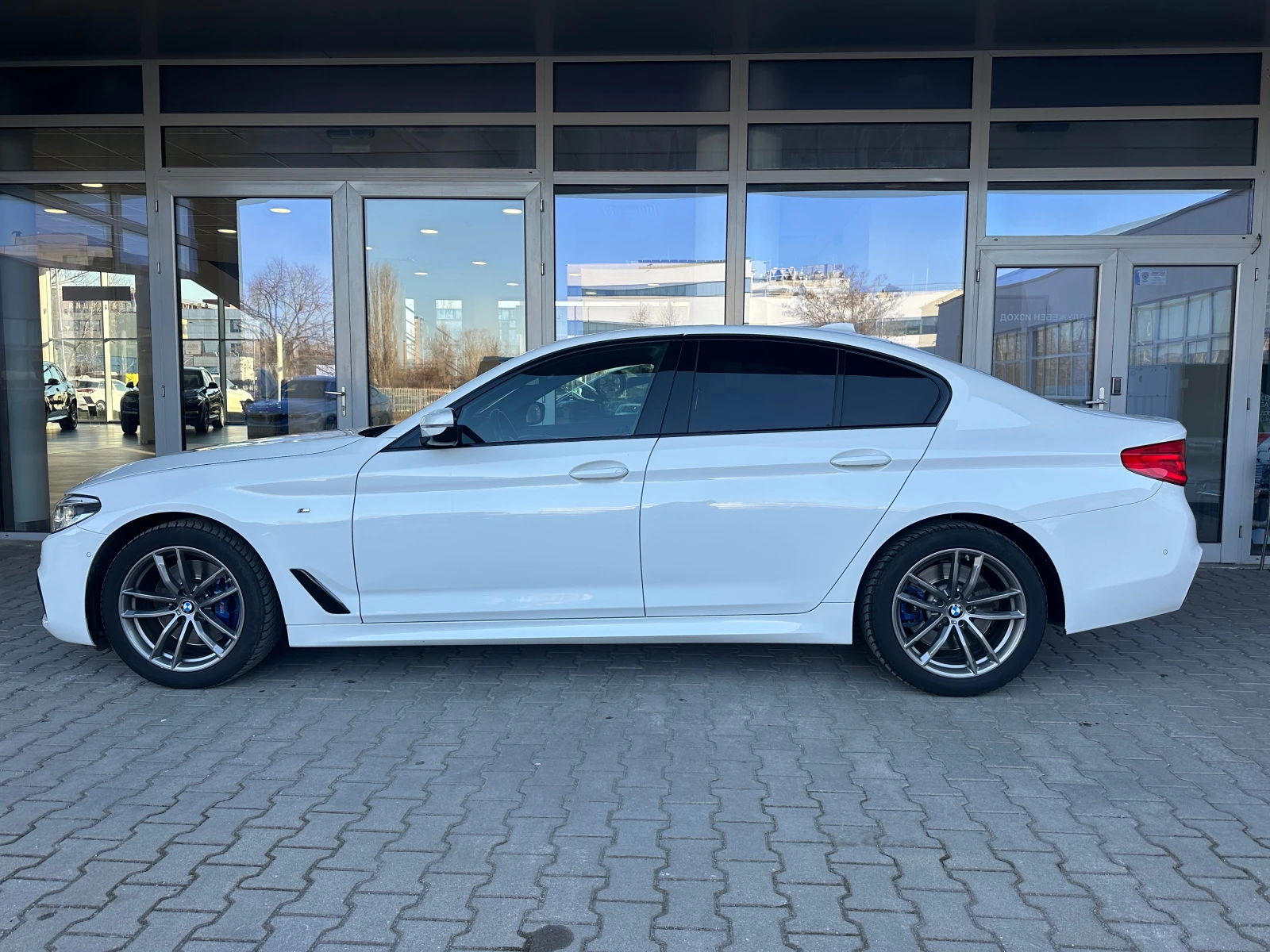 BMW 530 xDrive30d M Paket, снимка 2 - Автомобили и джипове - 53949302