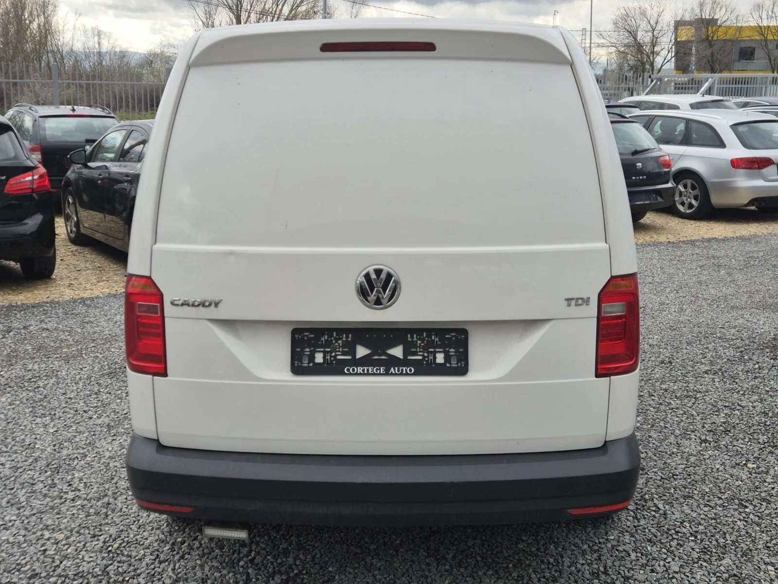 VW Caddy 2.0TDI, снимка 6 - Автомобили и джипове - 54067626
