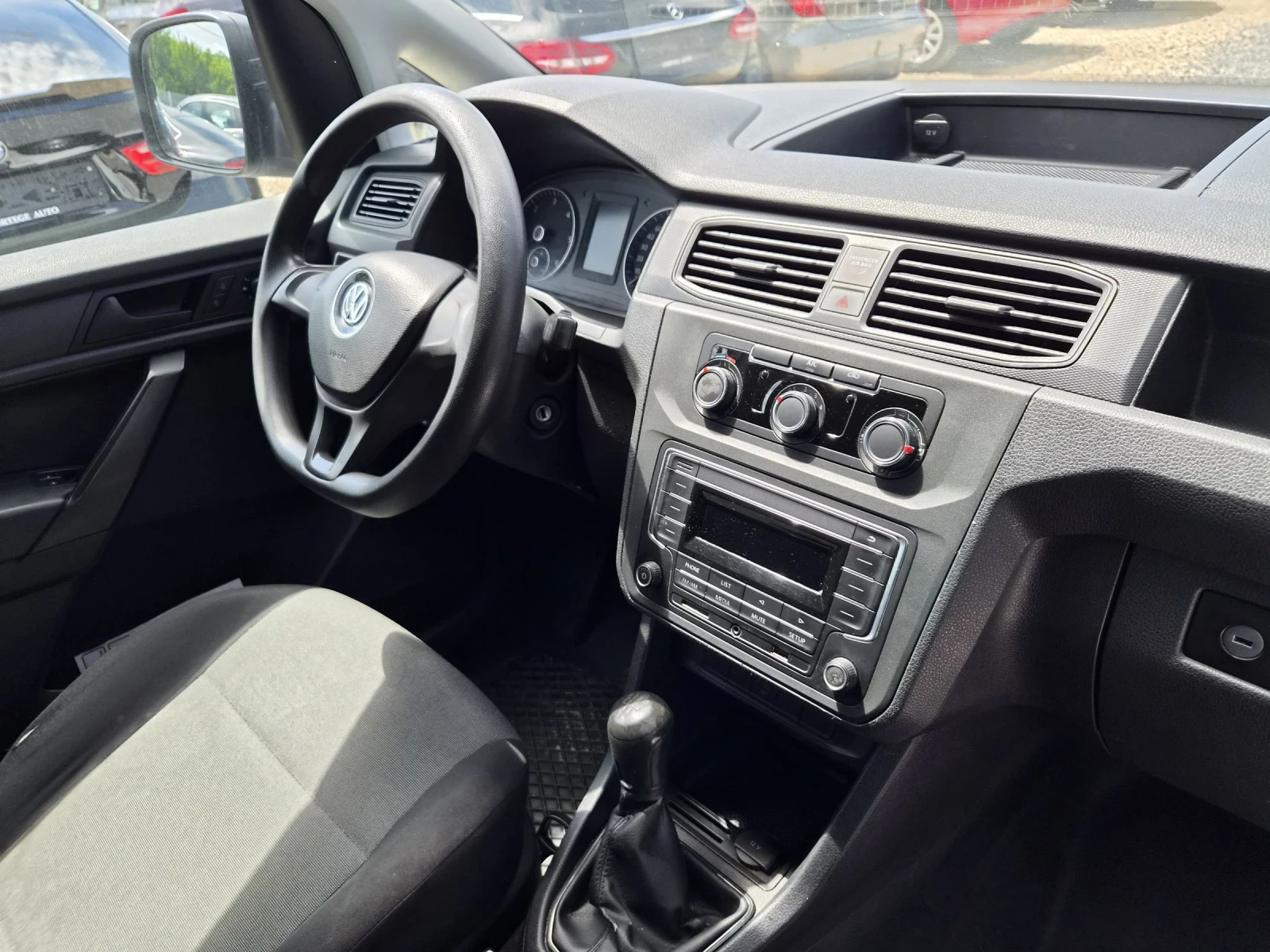 VW Caddy 2.0TDI, снимка 8 - Автомобили и джипове - 54067626