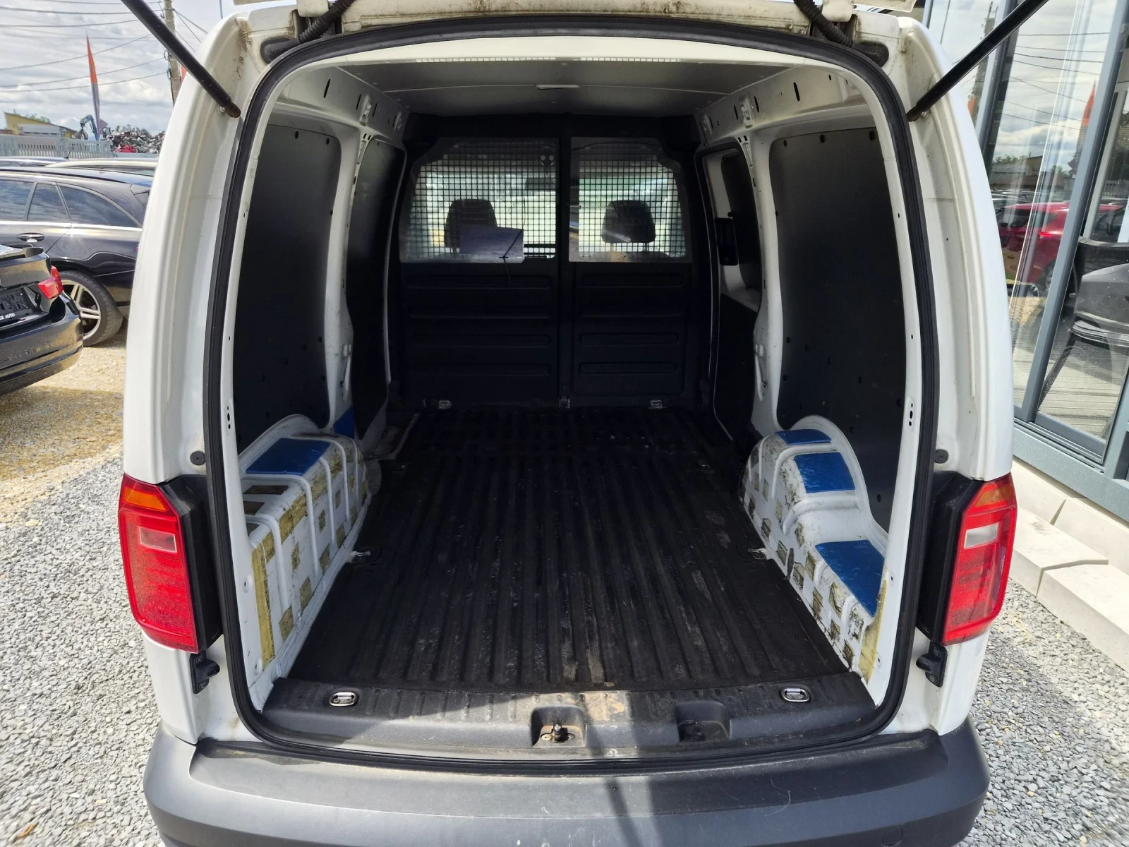VW Caddy 2.0TDI, снимка 10 - Автомобили и джипове - 54067626