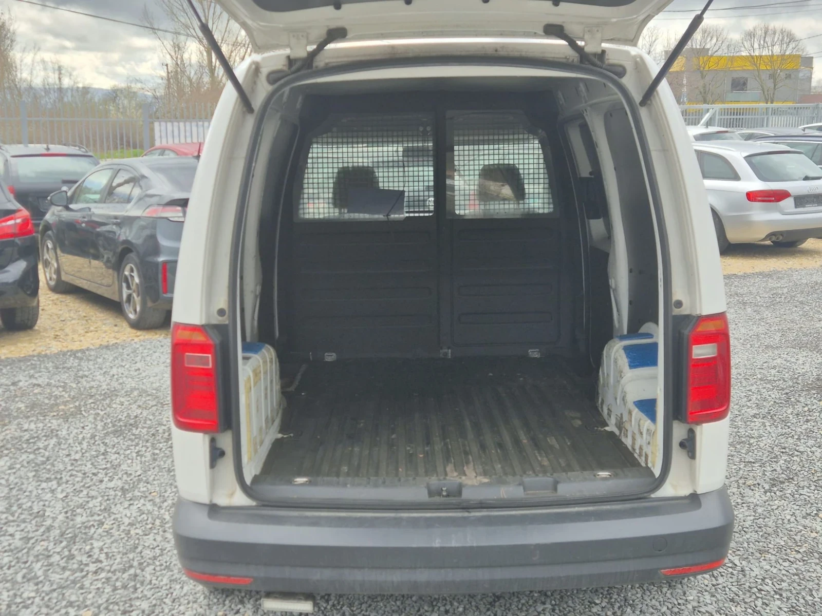 VW Caddy 2.0TDI, снимка 8 - Автомобили и джипове - 54067626