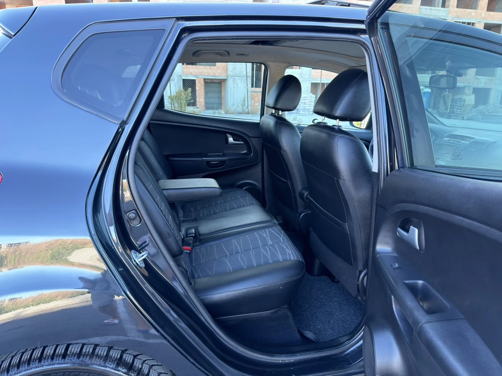 Kia Venga 1.6i Automat, снимка 14 - Автомобили и джипове - 55994256