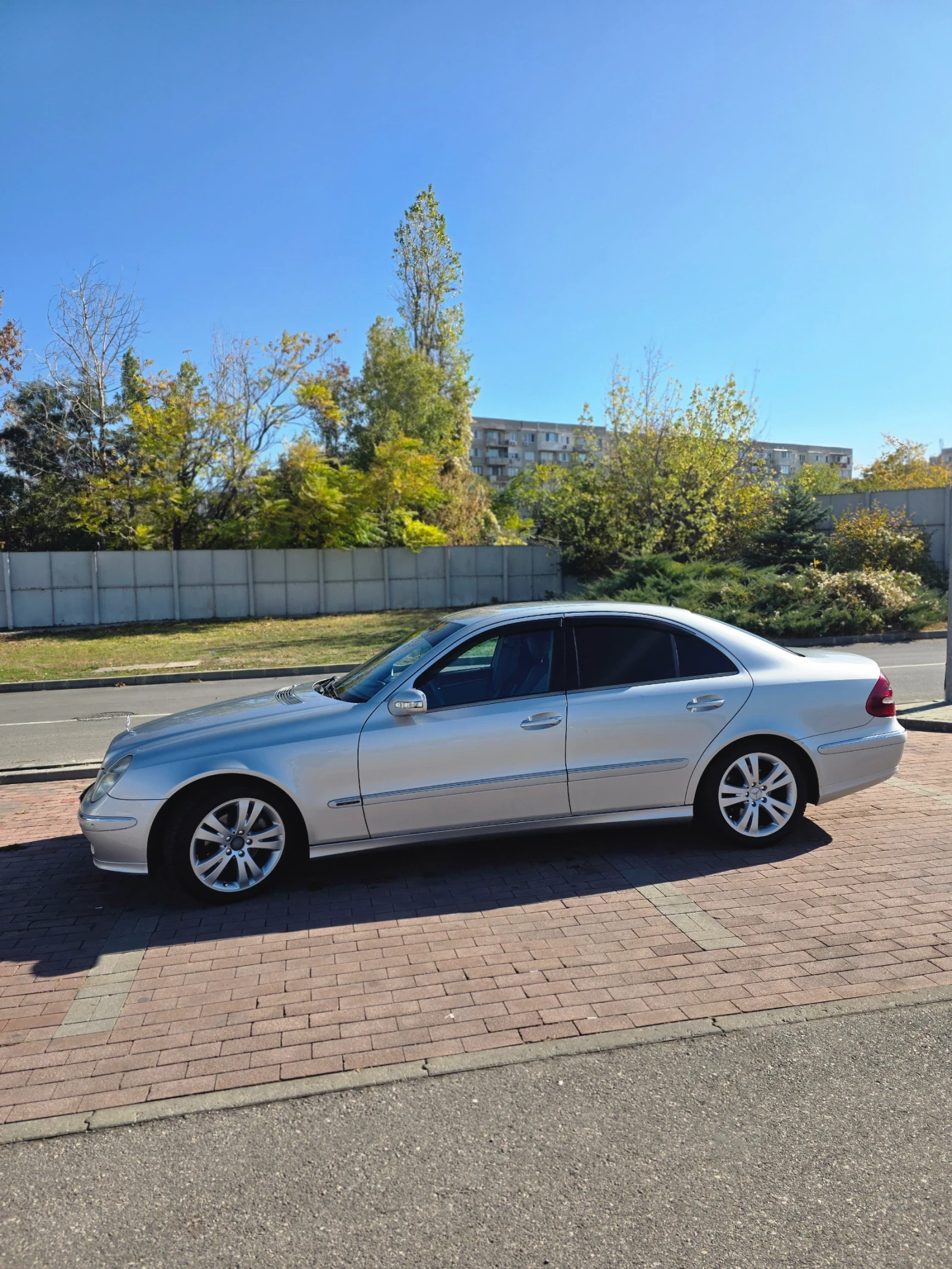 Mercedes-Benz E 220, снимка 2 - Автомобили и джипове - 56562807