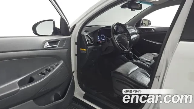 Hyundai Tucson Diesel 1.6 2WD, снимка 4 - Автомобили и джипове - 54691713