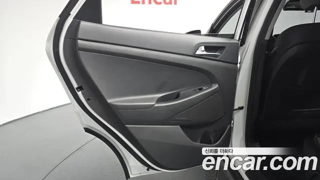 Hyundai Tucson Diesel 1.6 2WD, снимка 11 - Автомобили и джипове - 54691713