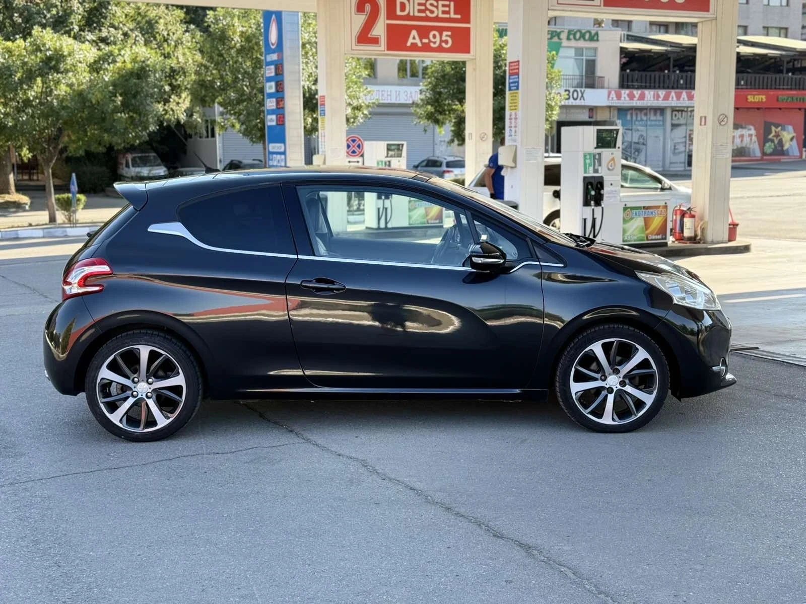 Peugeot 208 1.6 HDI, снимка 7 - Автомобили и джипове - 55982044