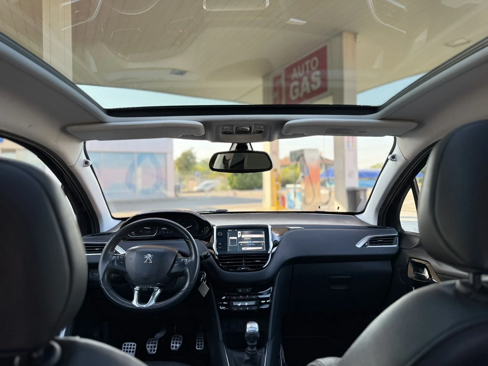 Peugeot 208 1.6 HDI, снимка 10 - Автомобили и джипове - 55982044