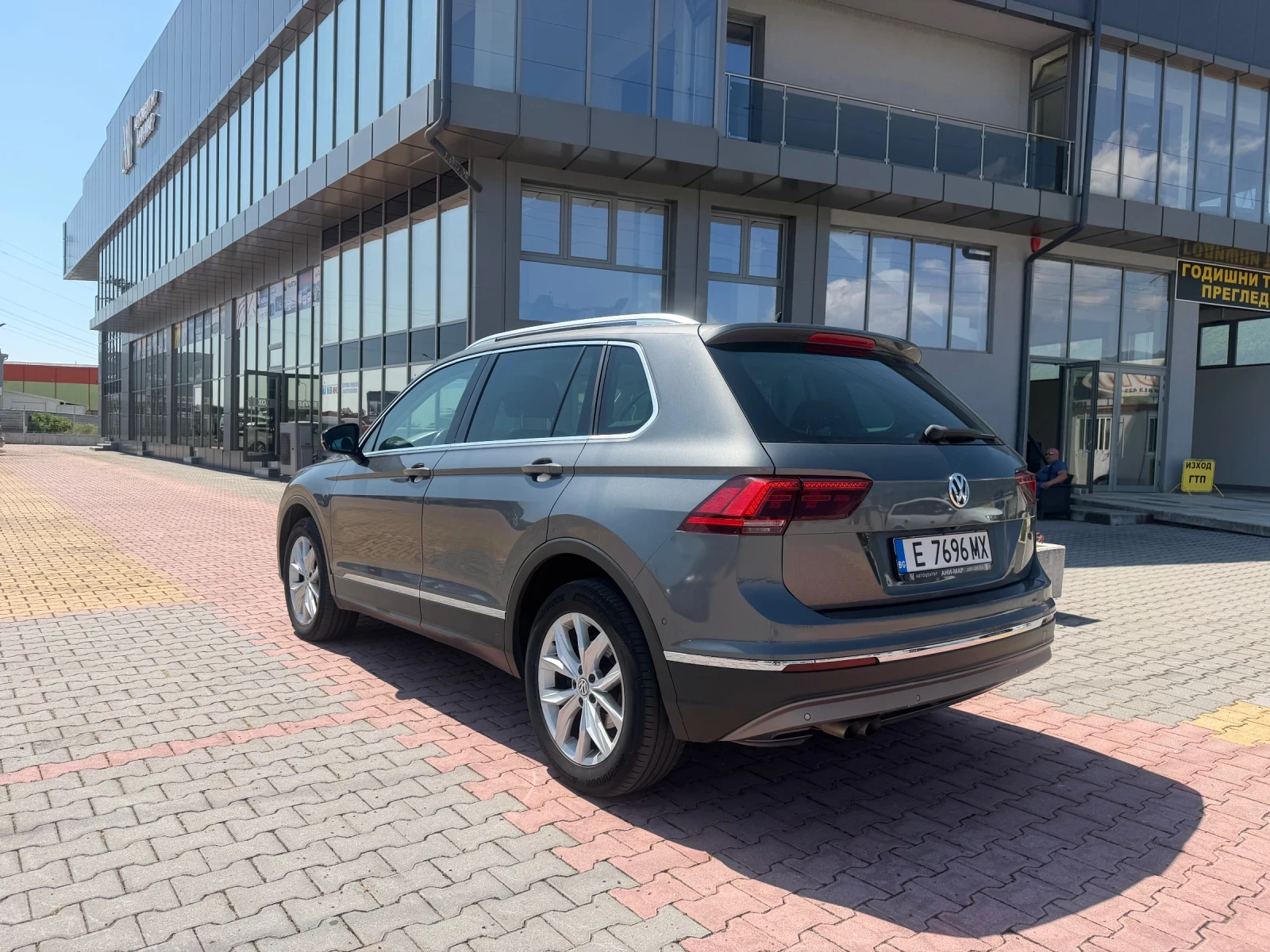 VW Tiguan 2.0 TDI, снимка 4 - Автомобили и джипове - 55362187