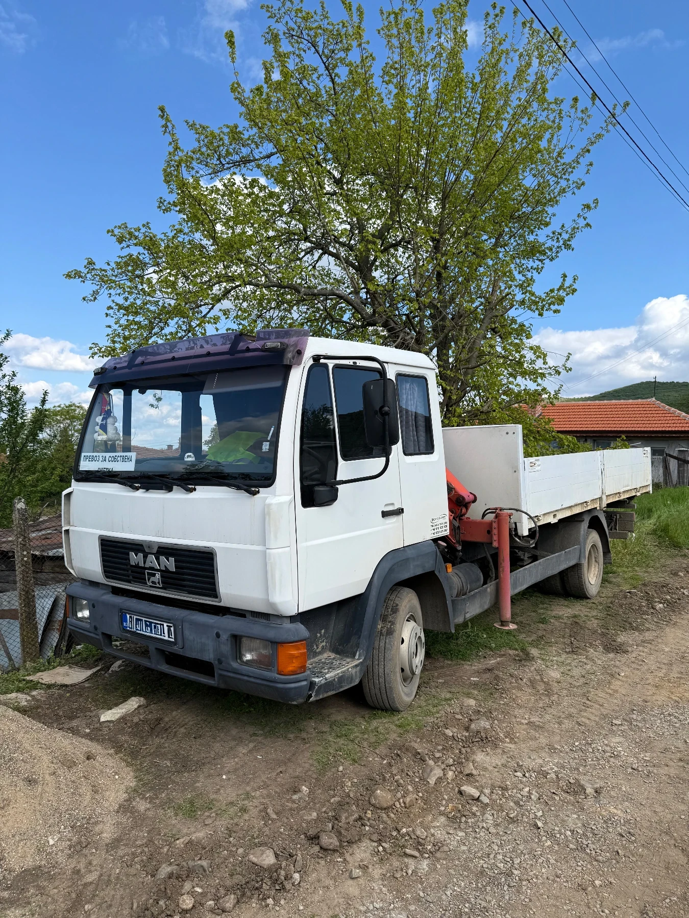 Man 8.163 Камиона е оборудван с кран 