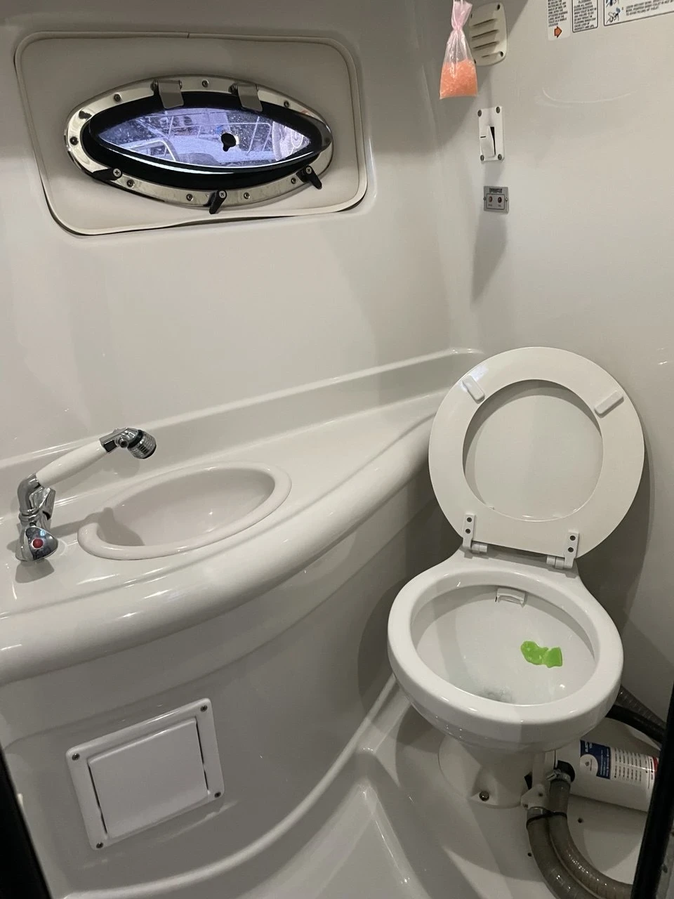 Моторна яхта Crownline 270CR, снимка 9 - Воден транспорт - 56297239