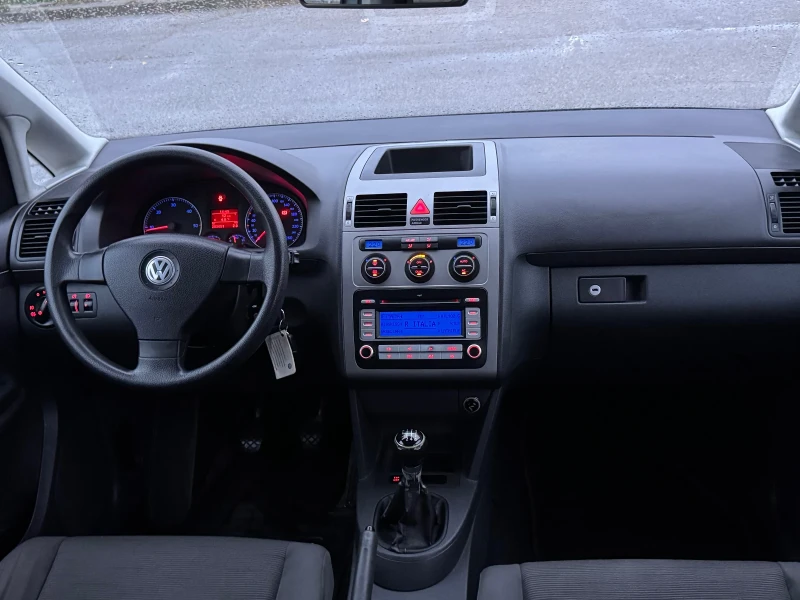 VW Touran * ITALY* 7 места * НАПЪЛНО ОБСЛУЖЕН* , снимка 8 - Автомобили и джипове - 48158193