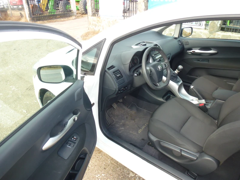 Toyota Auris 1.3, снимка 5 - Автомобили и джипове - 48293122