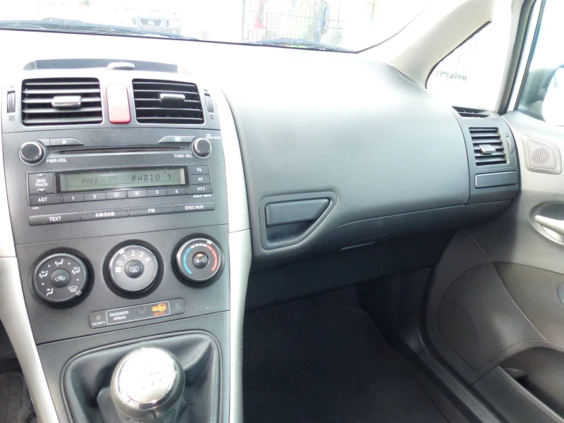 Toyota Auris 1.3, снимка 7 - Автомобили и джипове - 48293122