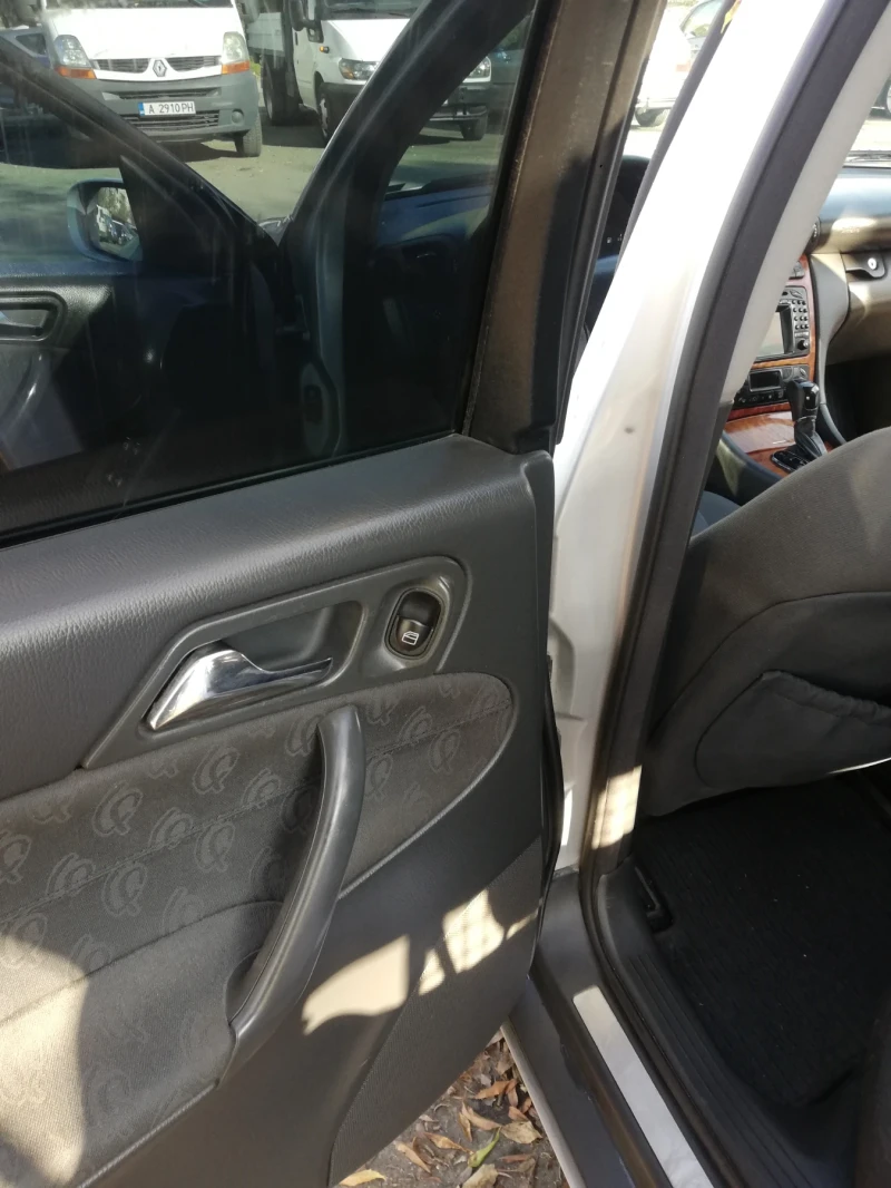 Mercedes-Benz C 180, снимка 4 - Автомобили и джипове - 52678880