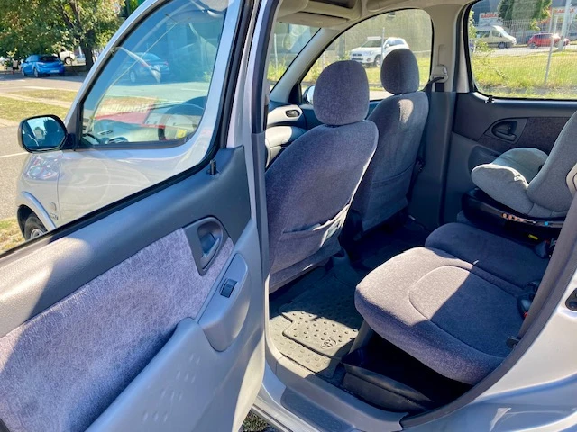 Toyota Yaris verso 1.3i 16V AUTOMATIC, снимка 10 - Автомобили и джипове - 55493533