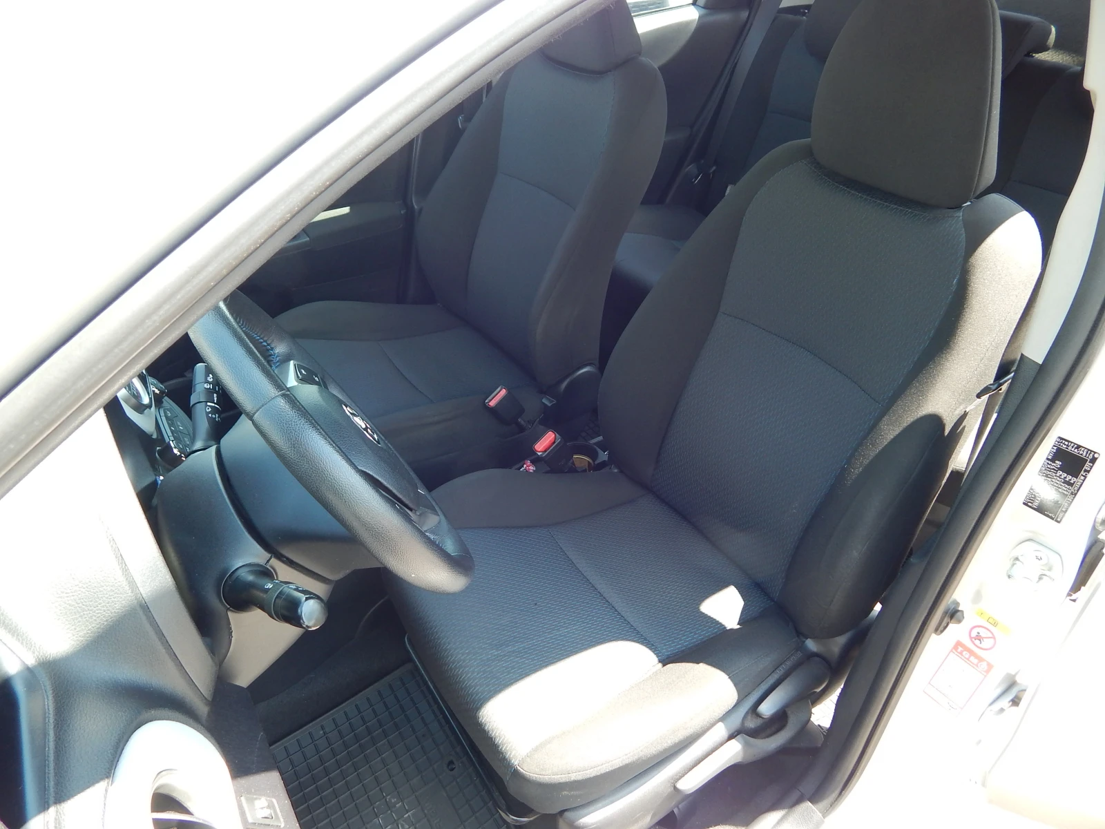 Toyota Yaris 1.5VVTI, снимка 11 - Автомобили и джипове - 54678080