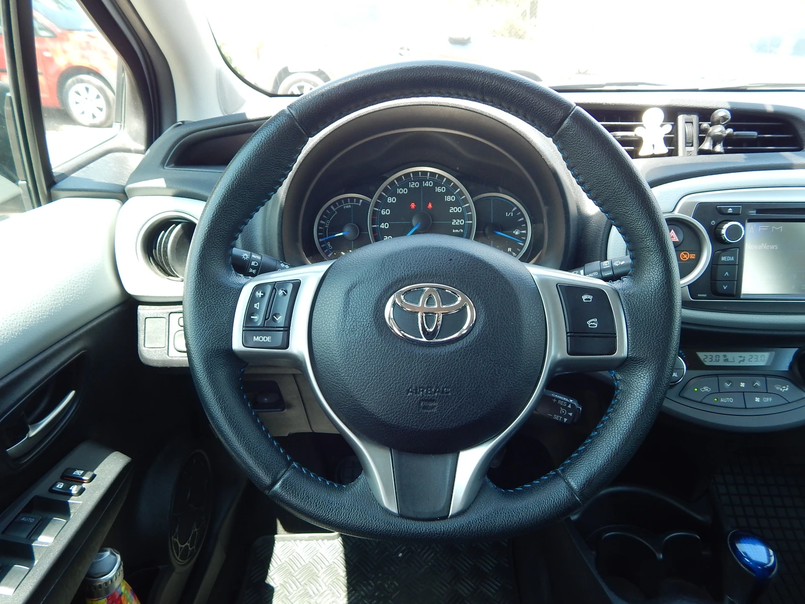 Toyota Yaris 1.5VVTI, снимка 13 - Автомобили и джипове - 54678080