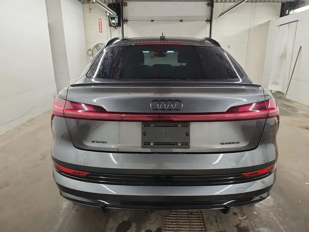 Audi E-Tron  TECHNIK | ЦЕНА ДО БЪЛГАРИЯ | 360 | 2 КЛЮЧА , снимка 17 - Автомобили и джипове - 55165405