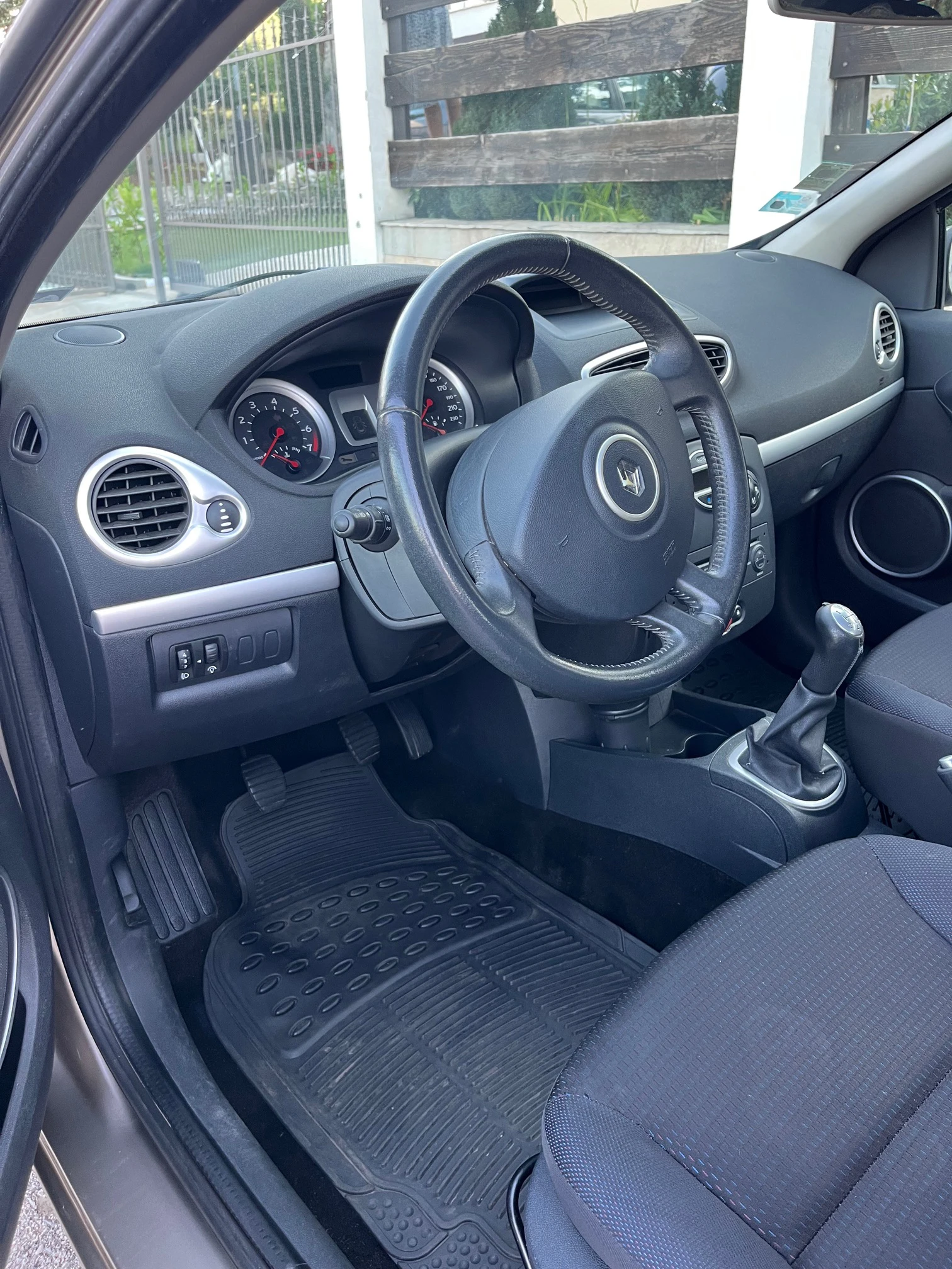 Renault Clio 1.4 16V, снимка 5 - Автомобили и джипове - 55558567