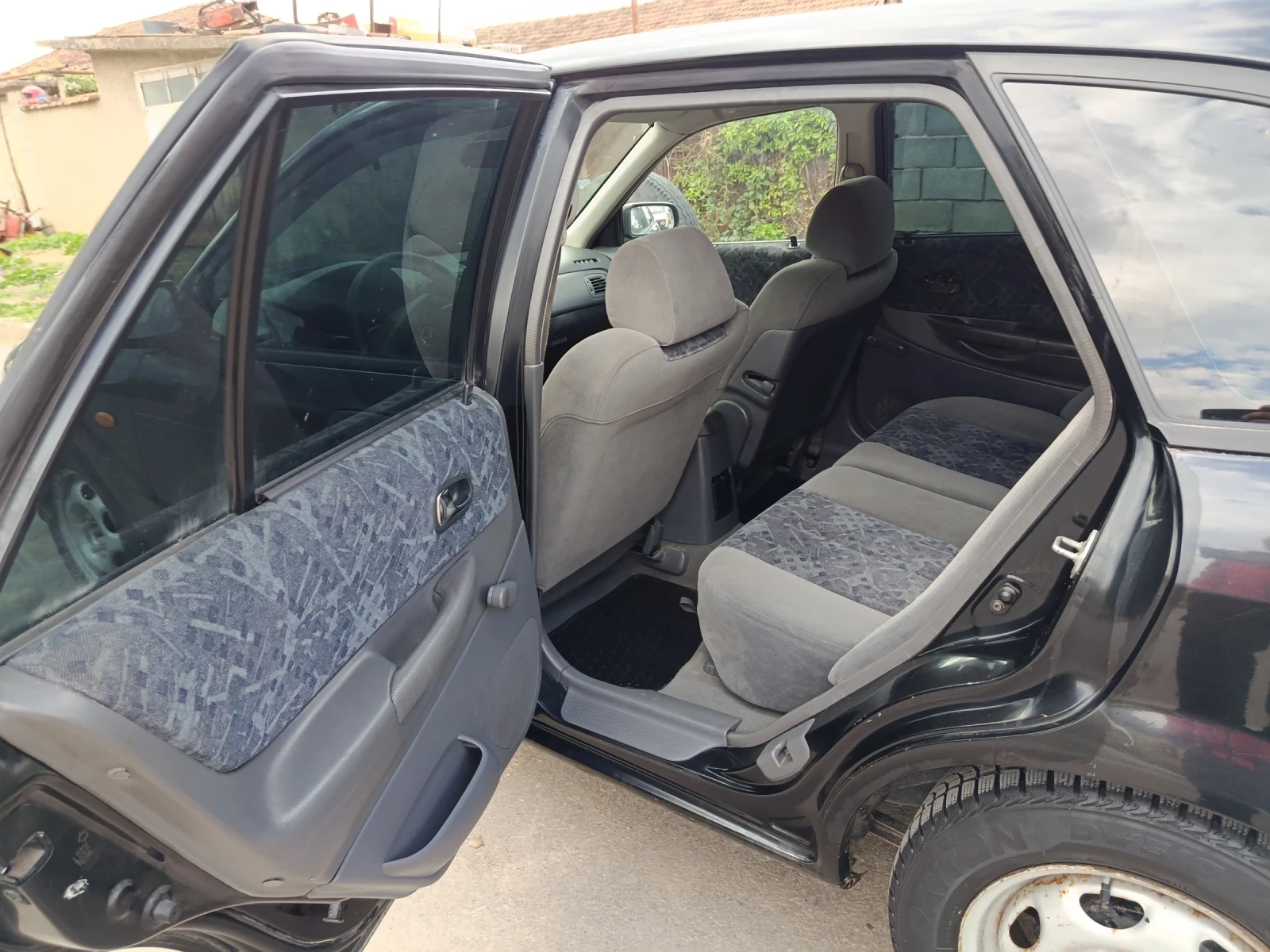 Mazda 323, снимка 8 - Автомобили и джипове - 56589499