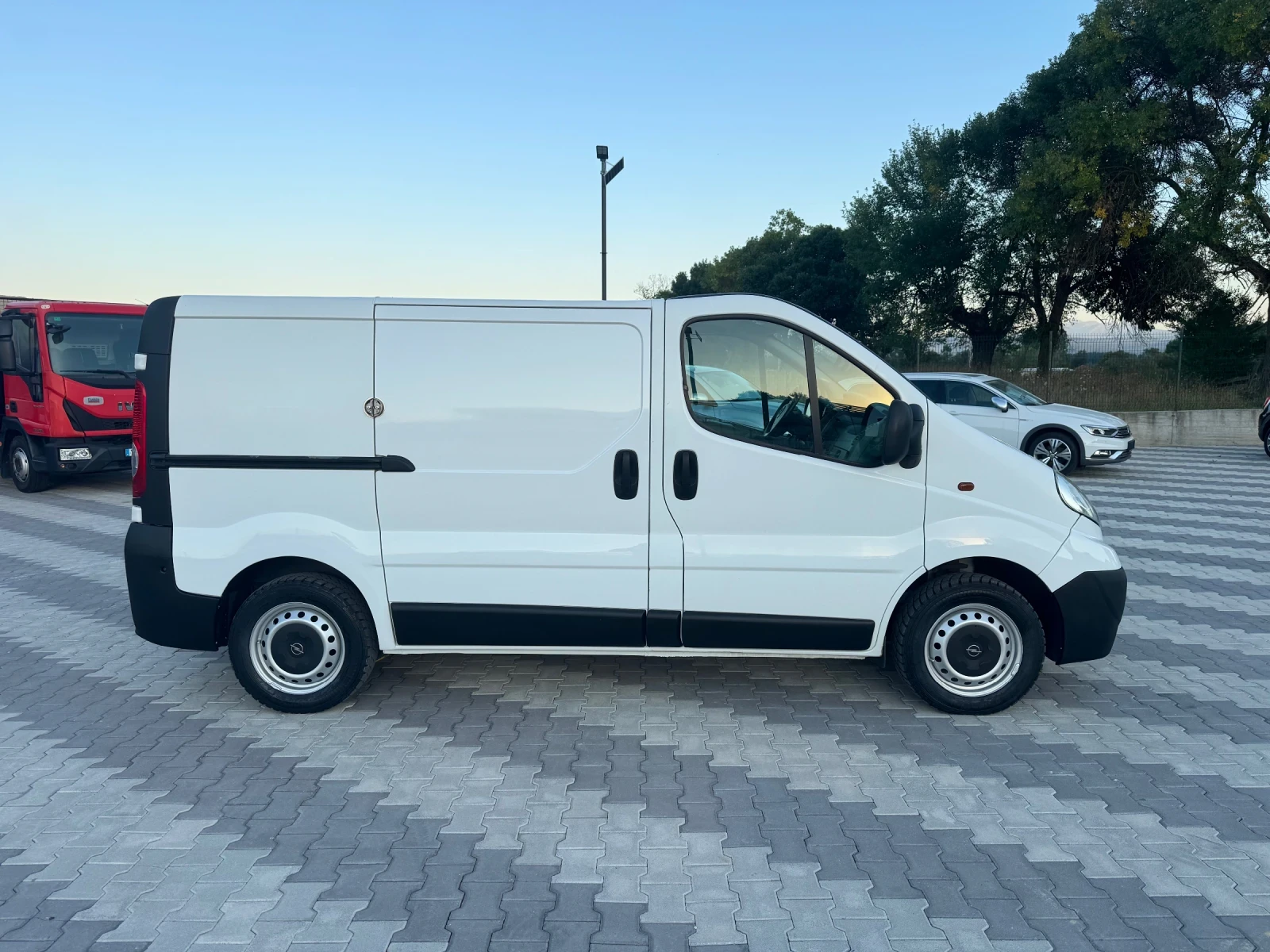 Opel Vivaro 2.0 CDTI * КЛИМАТИК* , снимка 4 - Бусове и автобуси - 56040792