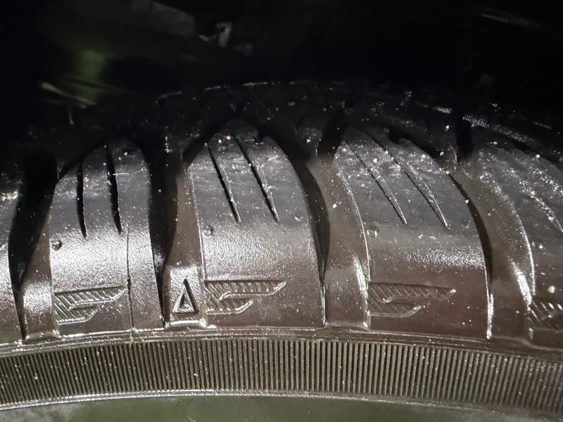 Toyota Corolla SDN 1.6 VVT-i 6MT Luna * 32 000km* от България, снимка 8 - Автомобили и джипове - 53219046