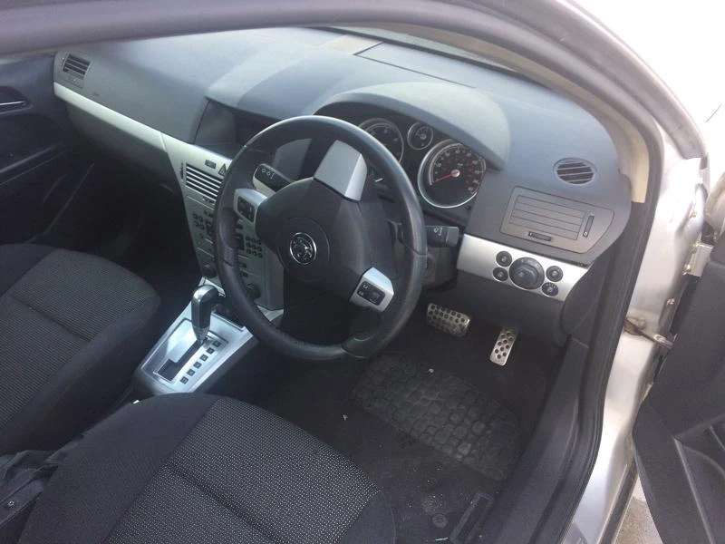 Opel Astra 1.9 cdti avtomat, снимка 3 - Автомобили и джипове - 23106026