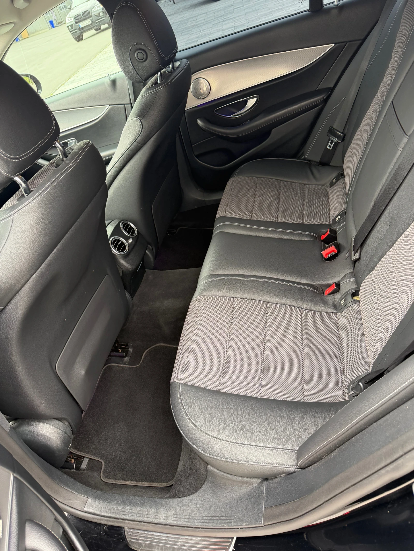 Mercedes-Benz E 220 AMG line, снимка 13 - Автомобили и джипове - 54349406