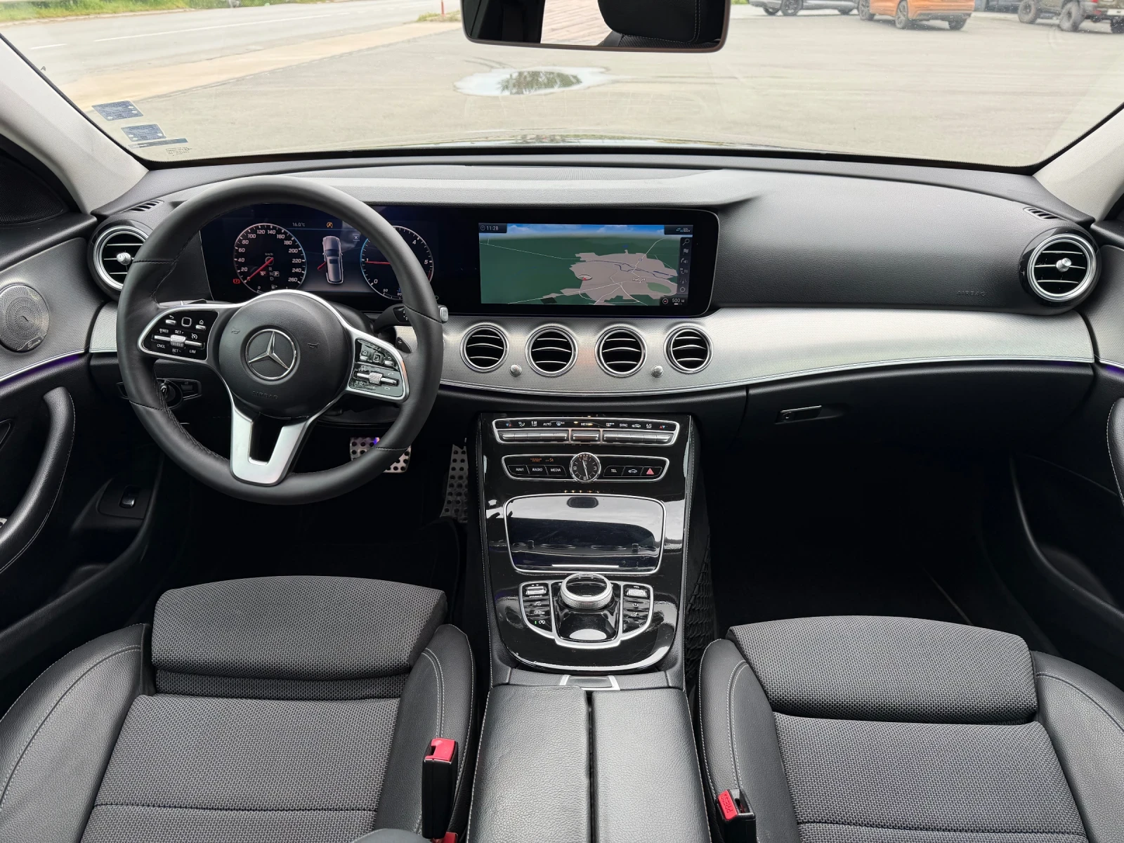 Mercedes-Benz E 220 AMG line, снимка 9 - Автомобили и джипове - 54349406