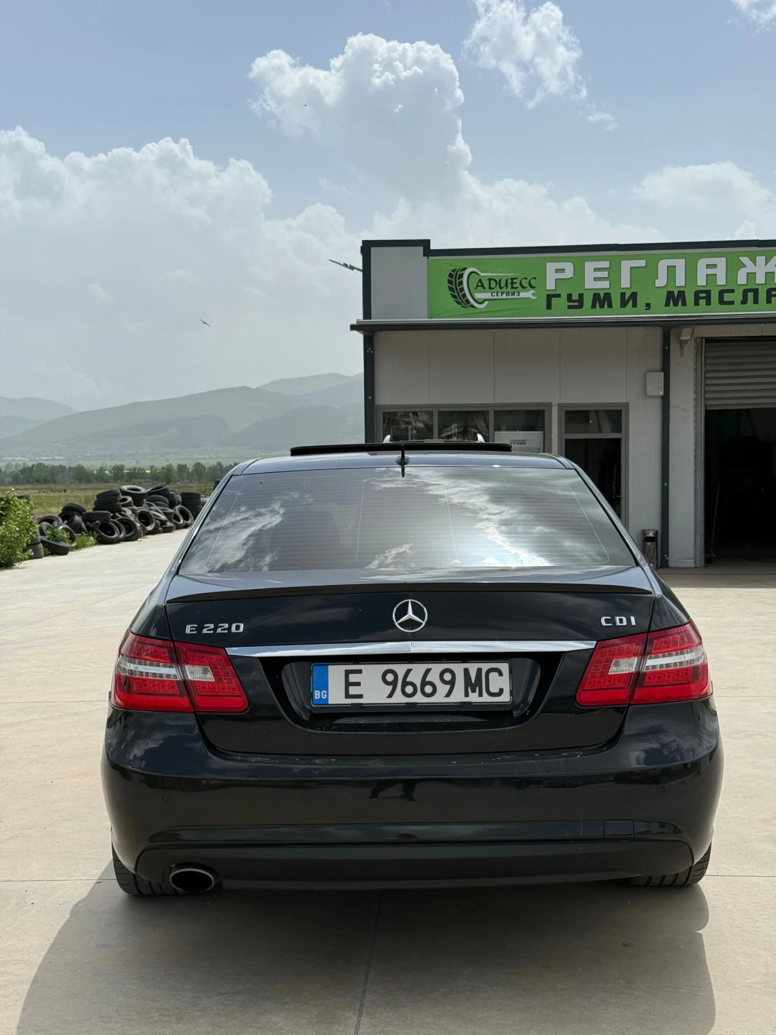 Mercedes-Benz E 220, снимка 4 - Автомобили и джипове - 54509620