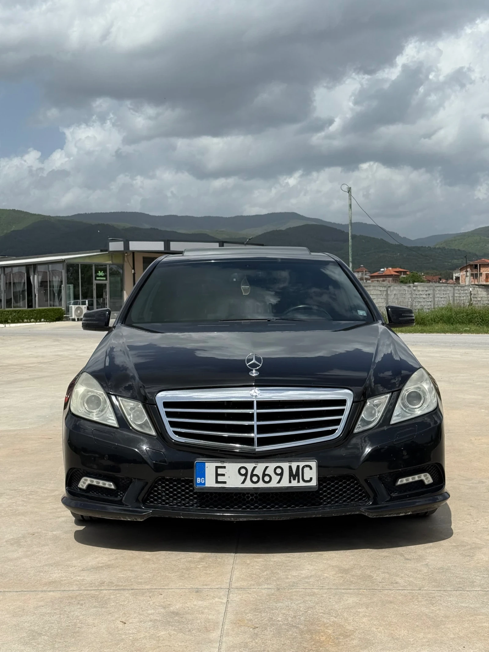 Mercedes-Benz E 220, снимка 3 - Автомобили и джипове - 54509620