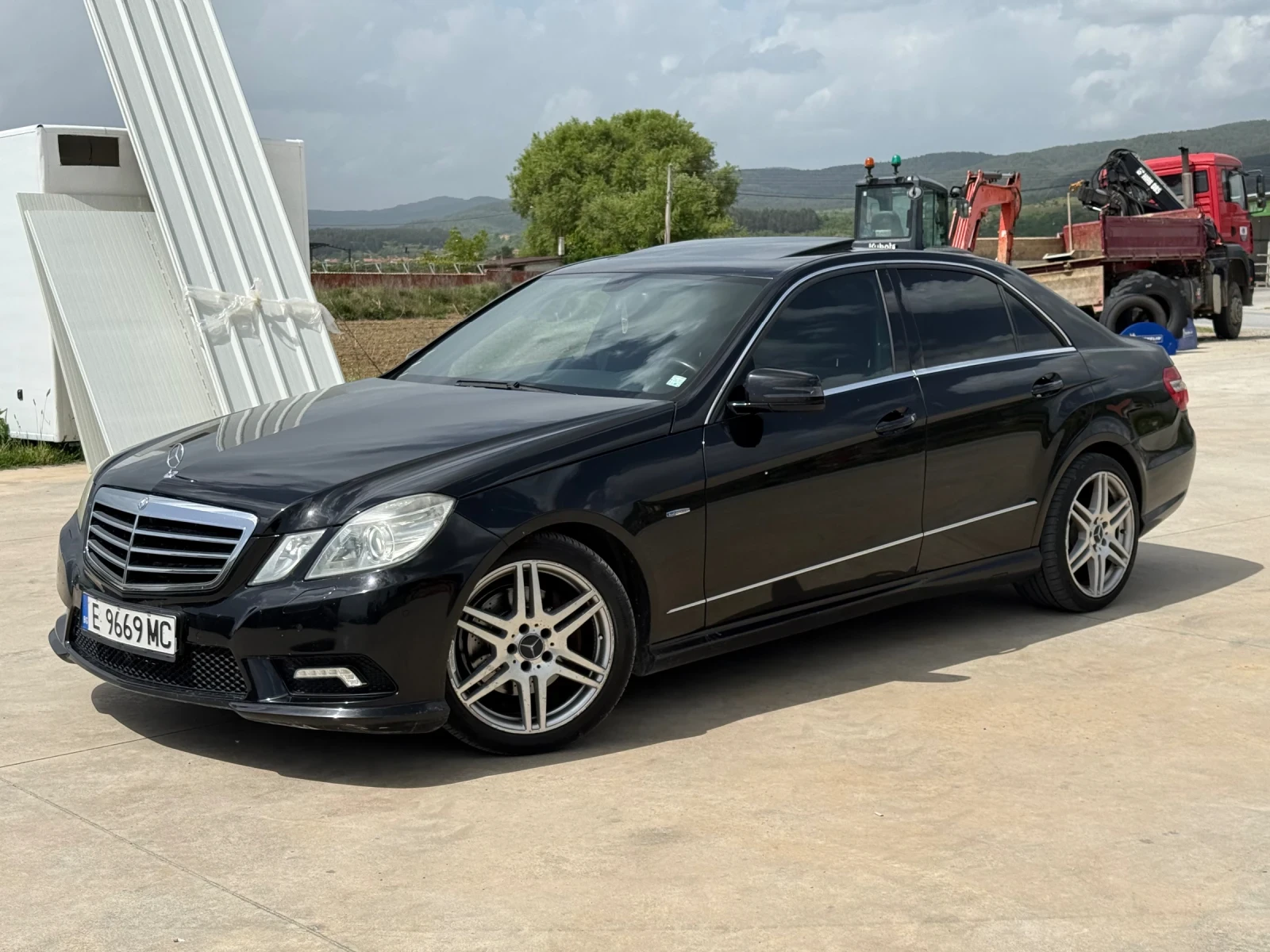 Mercedes-Benz E 220, снимка 2 - Автомобили и джипове - 54509620