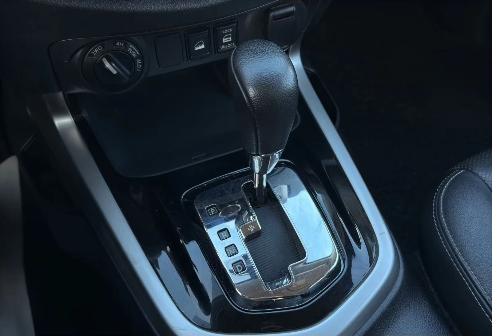 Nissan Navara NP300/190HP/TEKNA/DOUBLE-CAB/4X4/360/AHK/970g, снимка 13 - Автомобили и джипове - 53951212