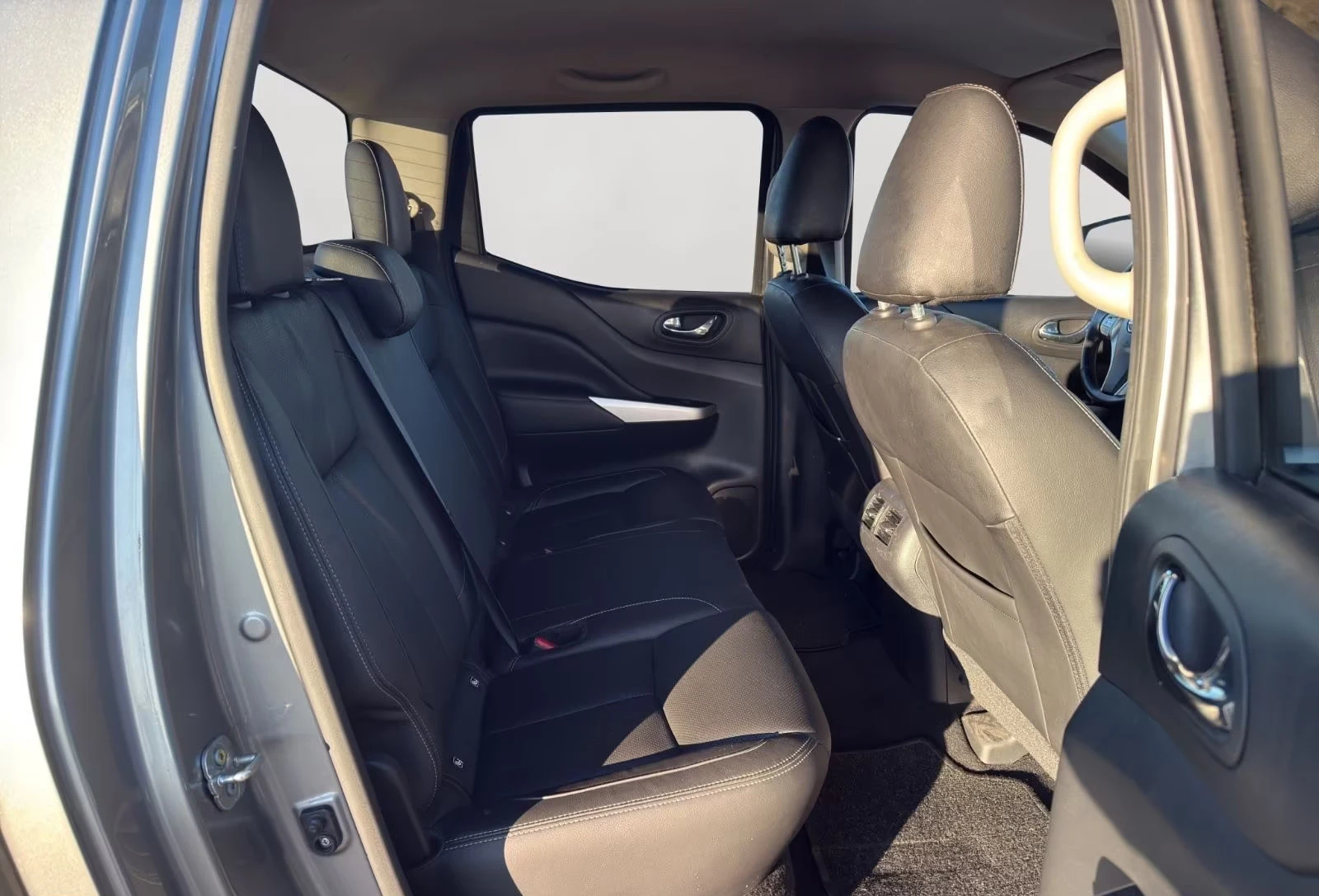 Nissan Navara NP300/190HP/TEKNA/DOUBLE-CAB/4X4/360/AHK/970g, снимка 16 - Автомобили и джипове - 53951212