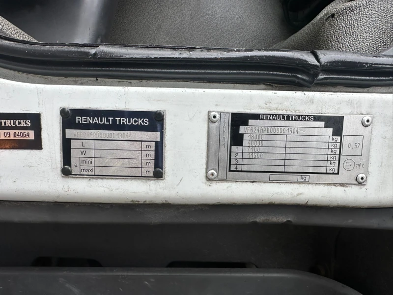 Renault Premium / EURO 5 / ОБСЛУЖЕН / ДВИГАТЕЛ НА VOLVO /, снимка 9 - Камиони - 53505199