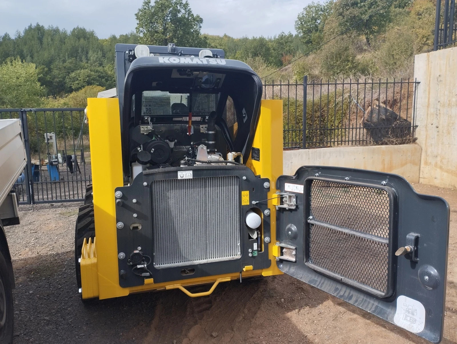Мини челни товарачи Komatsu SK715-8 НОВ - изображение 4