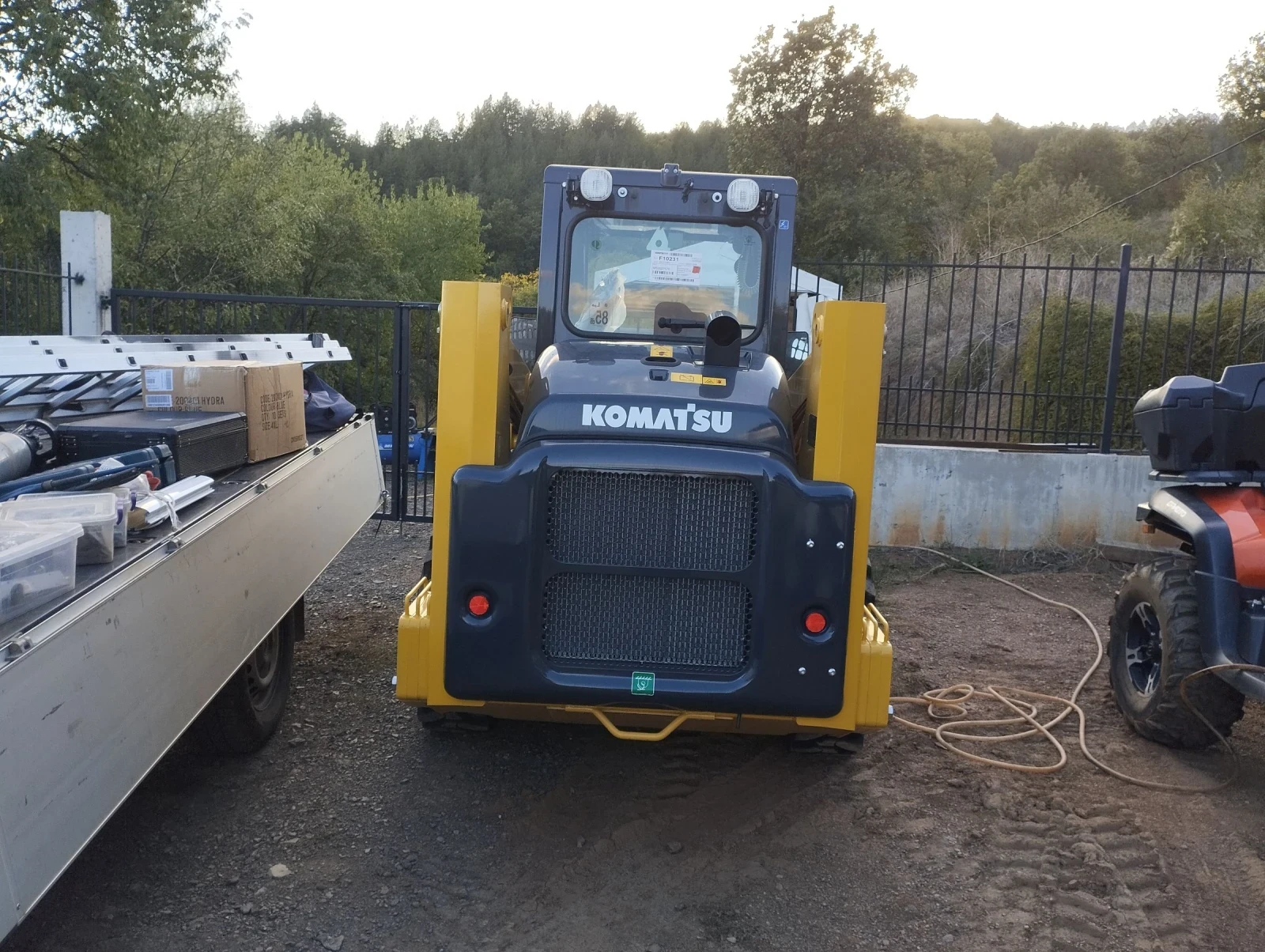 Мини челни товарачи Komatsu SK715-8 НОВ - изображение 7