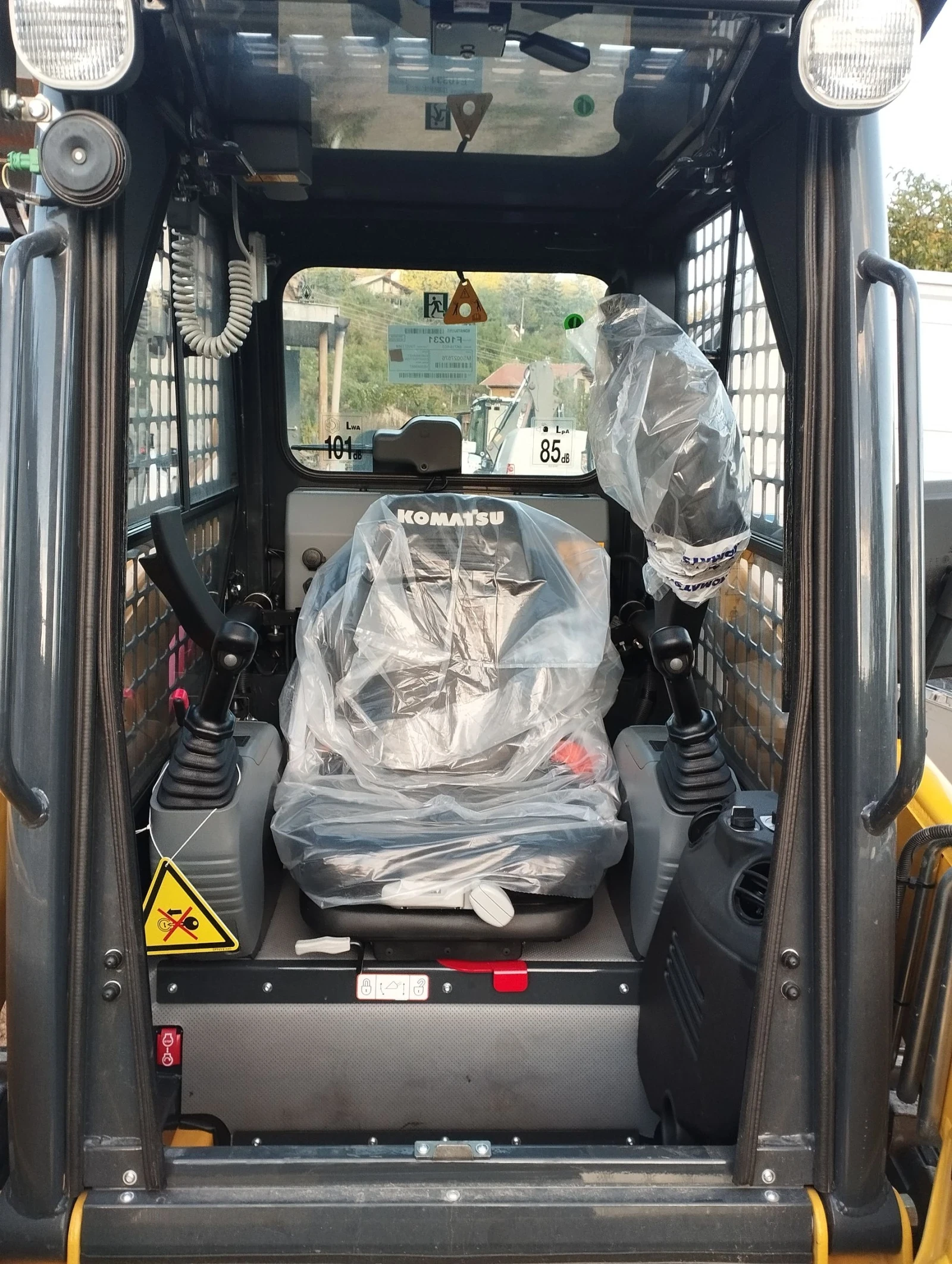 Мини челни товарачи Komatsu SK715-8 НОВ - изображение 6