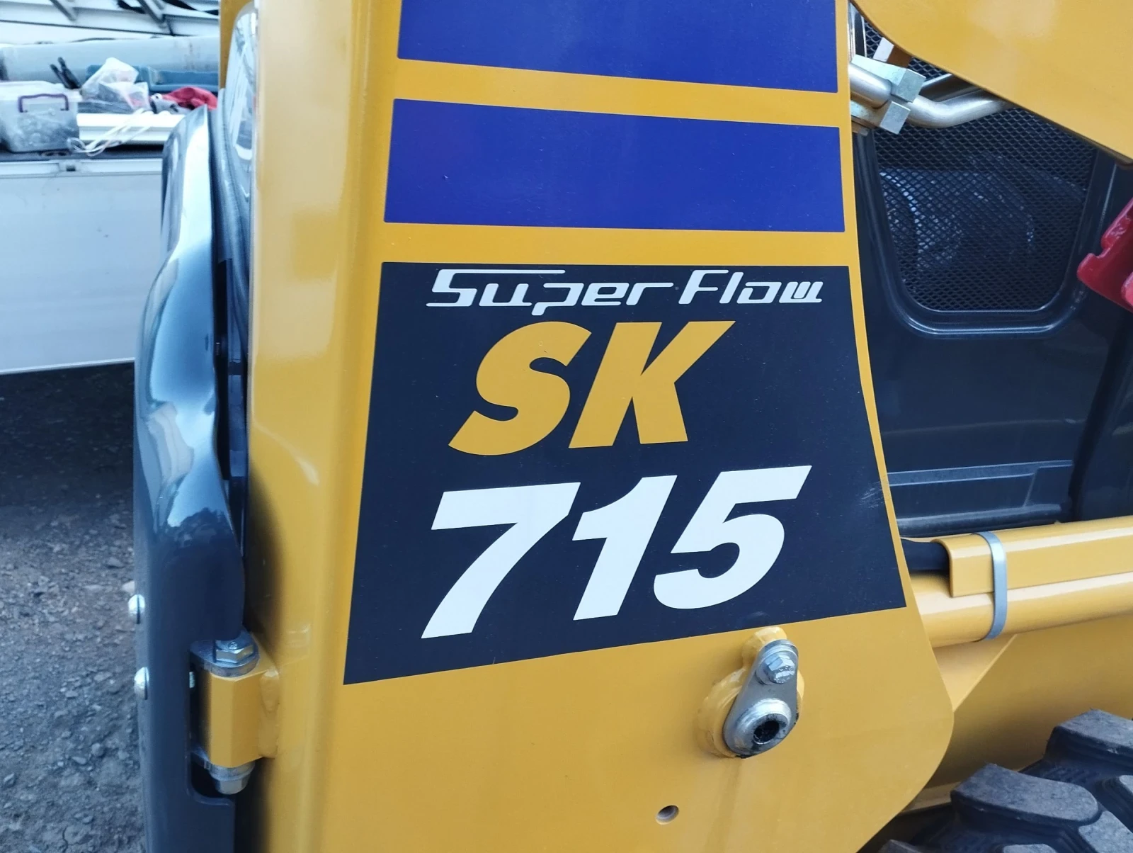 Мини челни товарачи Komatsu SK715-8 НОВ - изображение 8